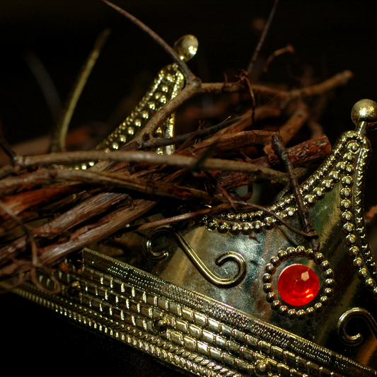 King’s Blood – Dark Resin, Spiced Wine & Smoked Oud Candle